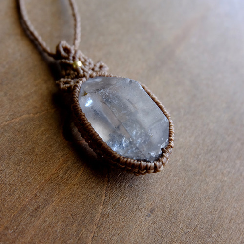 グラファイトインクォーツ （ヒマラヤ産）両剣水晶原石 マクラメ編み