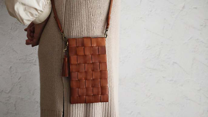 REGALの革端材でつくる編み込み型スマホ以外も入るスマホショルダー（ブラウン）