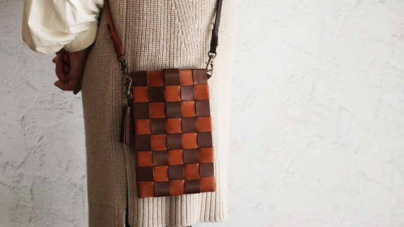 REGALの革端材でつくる編み込み型スマホ以外も入るスマホショルダー