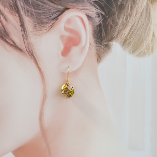 チェコビーズベルフラワー＆リーフのピアス／イヤリング ピアス 