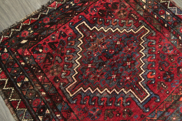 アンティークペルシャ絨毯　トライバルラグ　カシュガイ族　オールド手織り絨毯　85x80cm　＃107 5枚目の画像