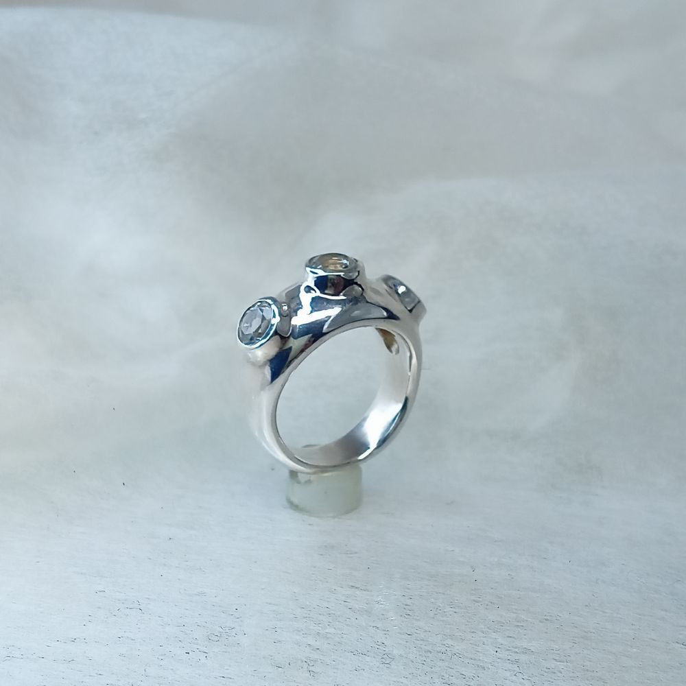 ハンドメイド　シルバーリング「クォーツラウンドカット3石リング」