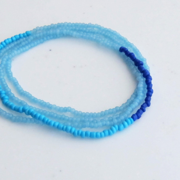 ターコイズ ブルー KABURU 留め具のない かぶるタイプのビーズネックレス  金属アレルギー 水色 ターコイズブルー 2枚目の画像
