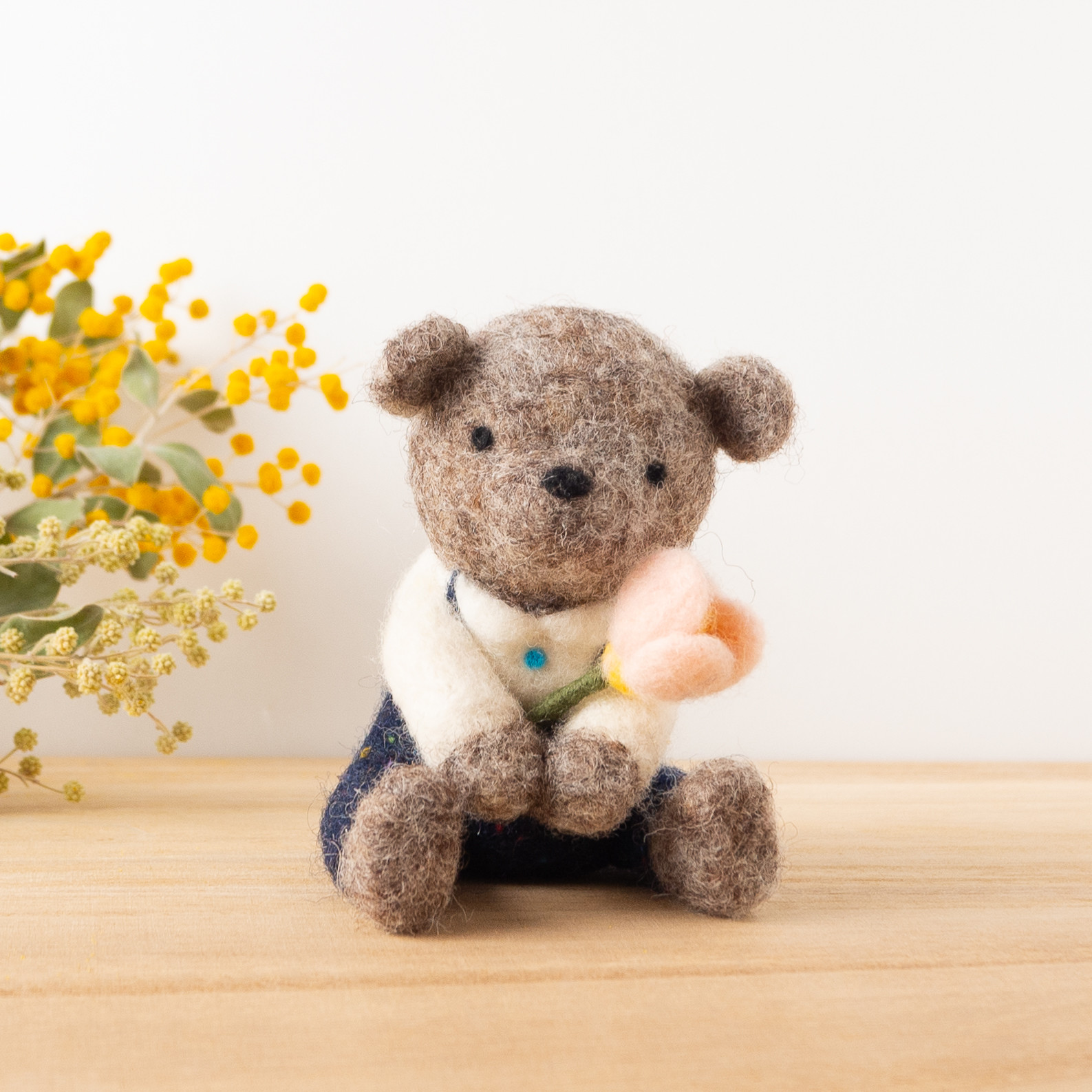 きょとんとした表情がかわいい、お花をもったくま　手のりサイズ　プレゼントにも