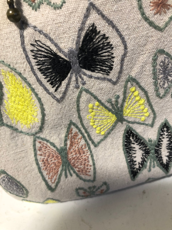 ショルダーバック　ベージュ系刺繡　蝶々 4枚目の画像