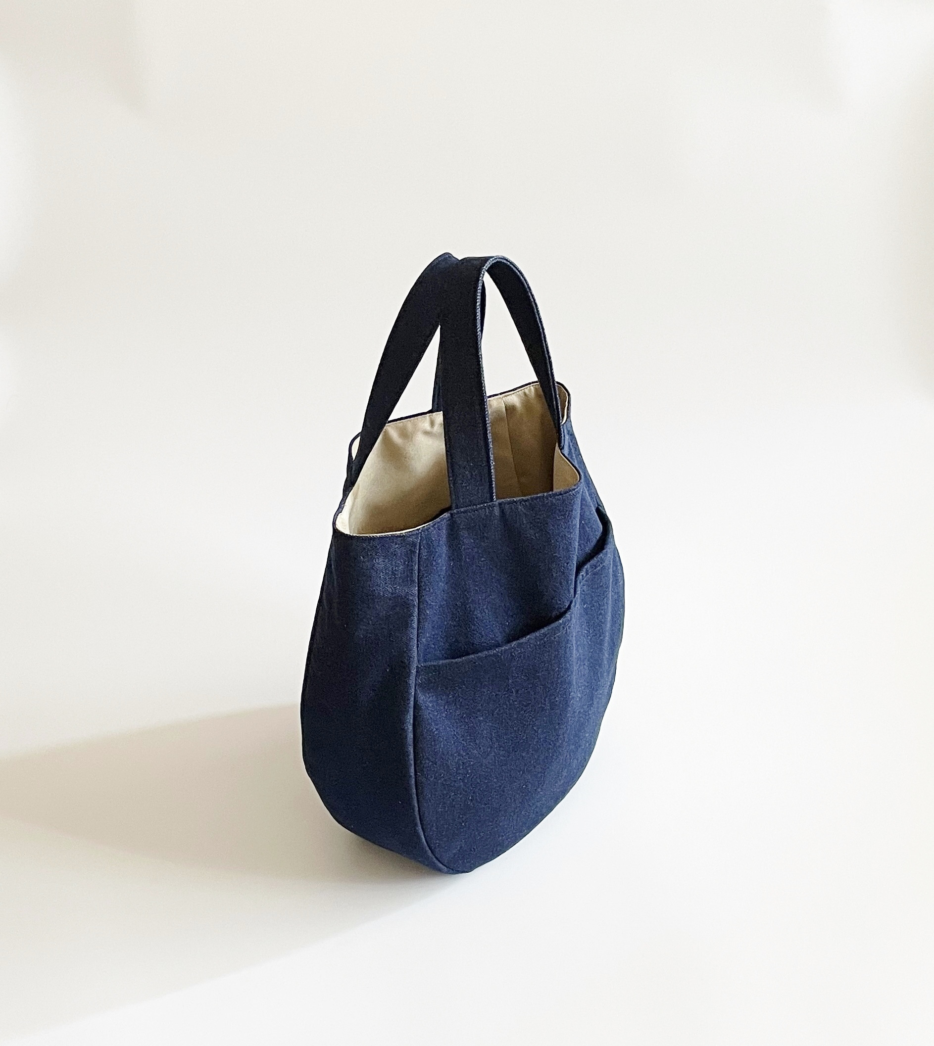 インディゴデニム*ラウンド型バッグ*外ポケット*A4        Ω