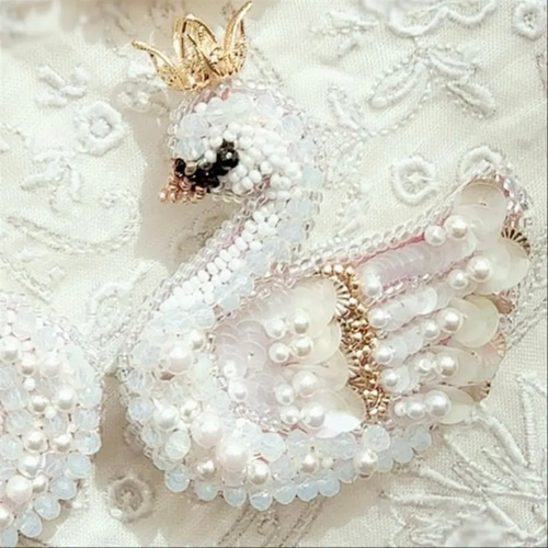 受注製作】ホワイトエレガントスワンのブローチ 白鳥の湖テーマの