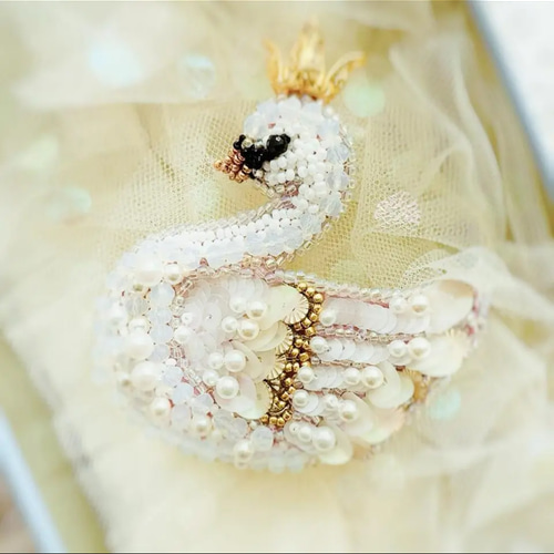 受注製作】ホワイトエレガントスワンのブローチ 白鳥の湖テーマの