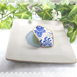 花柄ブルーのシー陶器とシーグラスの金継ぎ帯留め 4枚目の画像