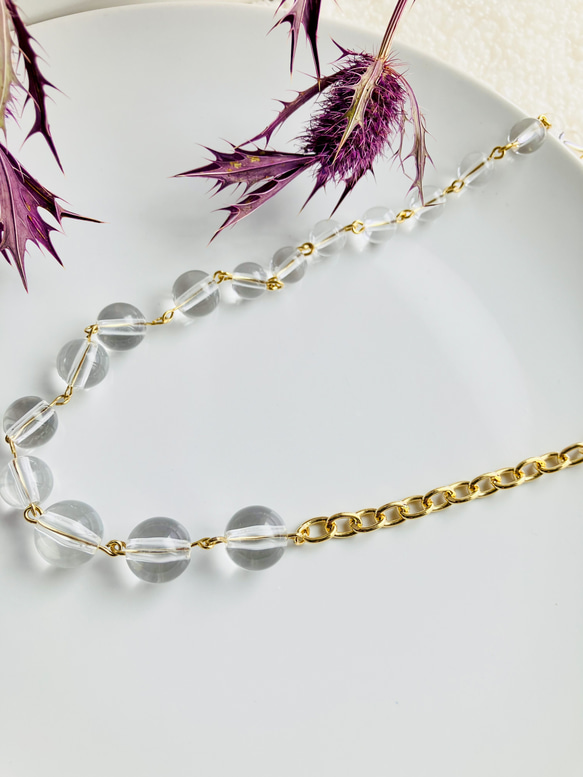 春から初夏に輝く、非対称アクリルビーズネックレス 透明クリア
