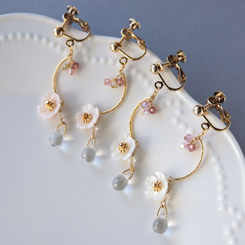 ブラウンシェル×水晶カービングピアス(イヤリング) 桜シェルのピアス/イヤリング イヤリング・ノンホールピアス