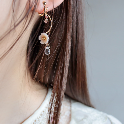 桜シェルのピアス/イヤリング イヤリング・ノンホールピアス