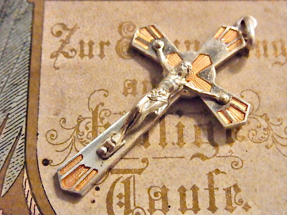 フランス ヴィンテージ エマイユ クロス チャーム アール・デコ サーモンピンク 十字架 4枚目の画像