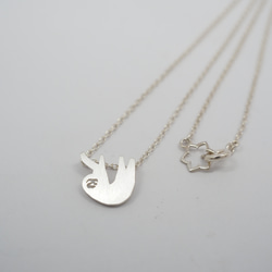 ナマケモノさんネックレス 左向き/ sloth necklace facing left◇ SILVER925 2枚目の画像