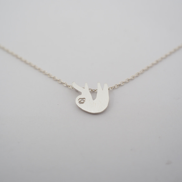 ナマケモノさんネックレス 左向き/ sloth necklace facing left◇ SILVER925 1枚目の画像