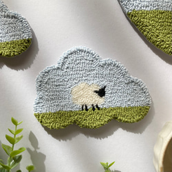 のんびり羊　コースター　壁飾り　1枚　ミニマット　ギフト　ナチュラル　パンチニードル　刺繍　かわいい　アニマル　（雲型） 2枚目の画像