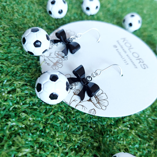 ⚽ボール再入荷 【ピアス or イヤリング 変更可】【サッカーボールと黒 