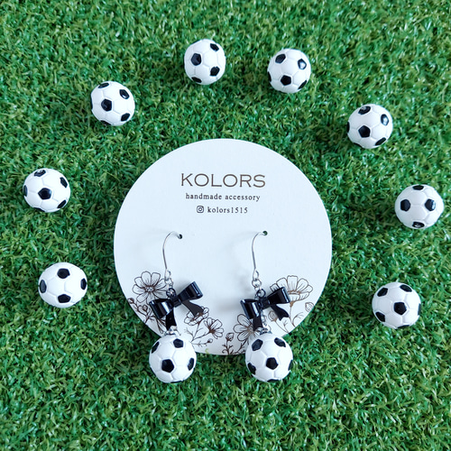 ⚽ボール再入荷 【ピアス or イヤリング 変更可】【サッカーボールと黒 