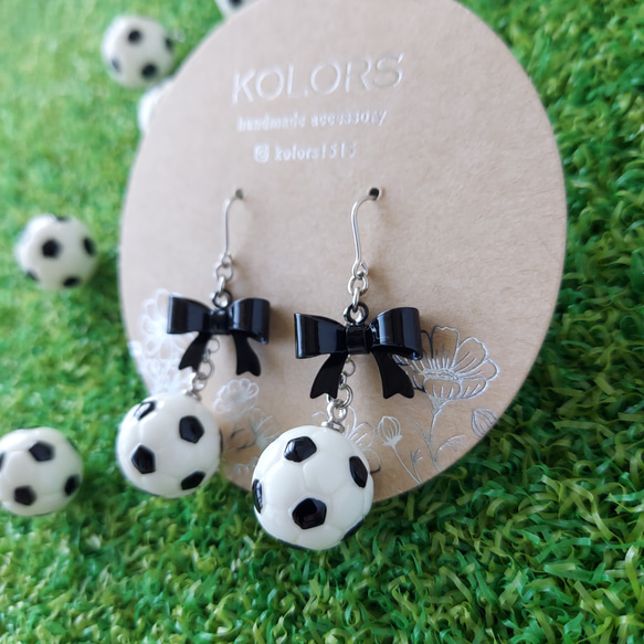 【ピアス or イヤリング 変更可】【サッカーボールと黒リボンピアスイヤリング】+++KOLORS+++ 2枚目の画像