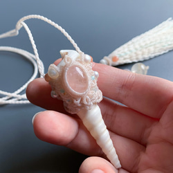 モルガナイトと巻貝のネックレス / morganite × conch shell / macrame amulet 6枚目の画像