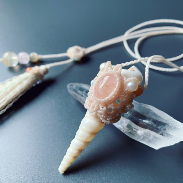 モルガナイトと巻貝のネックレス / morganite × conch shell / macrame amulet 3枚目の画像