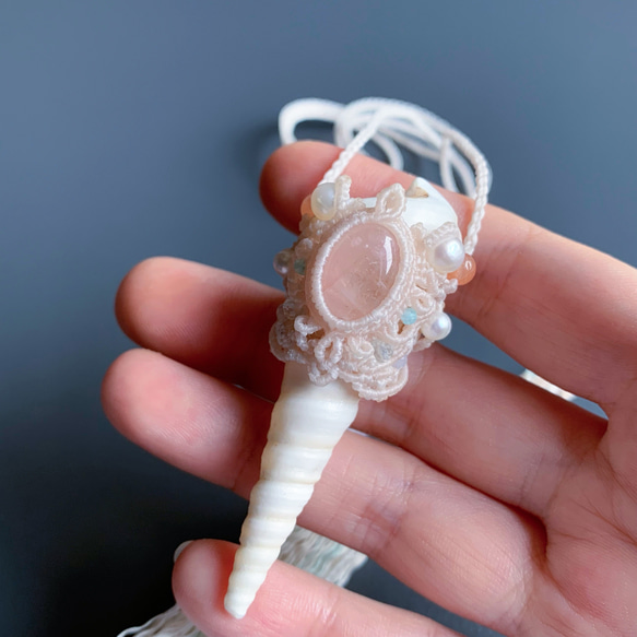 モルガナイトと巻貝のネックレス / morganite × conch shell / macrame amulet 1枚目の画像