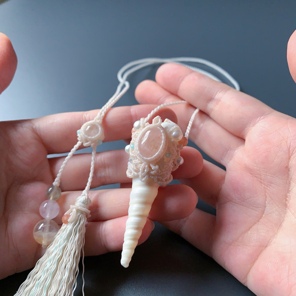 モルガナイトと巻貝のネックレス / morganite × conch shell / macrame amulet 2枚目の画像