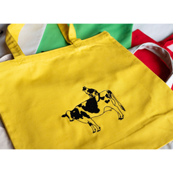 牛さんと牛柄ネコさんの刺繍キャンバストートバッグ（イエロー） 猫 A4 マチ有り 7枚目の画像