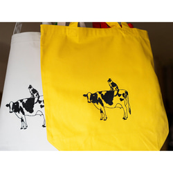 牛さんと牛柄ネコさんの刺繍キャンバストートバッグ（イエロー） 猫 A4 マチ有り 8枚目の画像