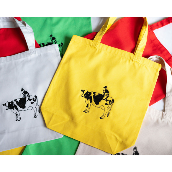 牛さんと牛柄ネコさんの刺繍キャンバストートバッグ（イエロー） 猫 A4 マチ有り 3枚目の画像