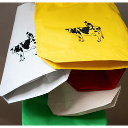 牛さんと牛柄ネコさんの刺繍キャンバストートバッグ（イエロー） 猫 A4 マチ有り 5枚目の画像
