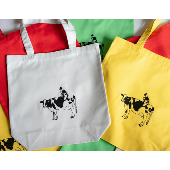 牛さんと牛柄ネコさんの刺繍キャンバストートバッグ（ライトグレー） 猫 A4 マチ有り 11枚目の画像