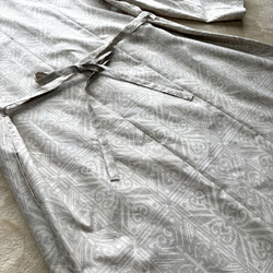 大島紬のローブカーディガン　単衣　これからの季節への羽織り物　白大島　着物リメイク 6枚目の画像