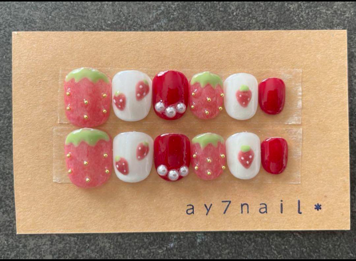 ぷっくりフラワー　いちご　チェック柄　ニュアンスネイル　夏ネイル　ガーリー