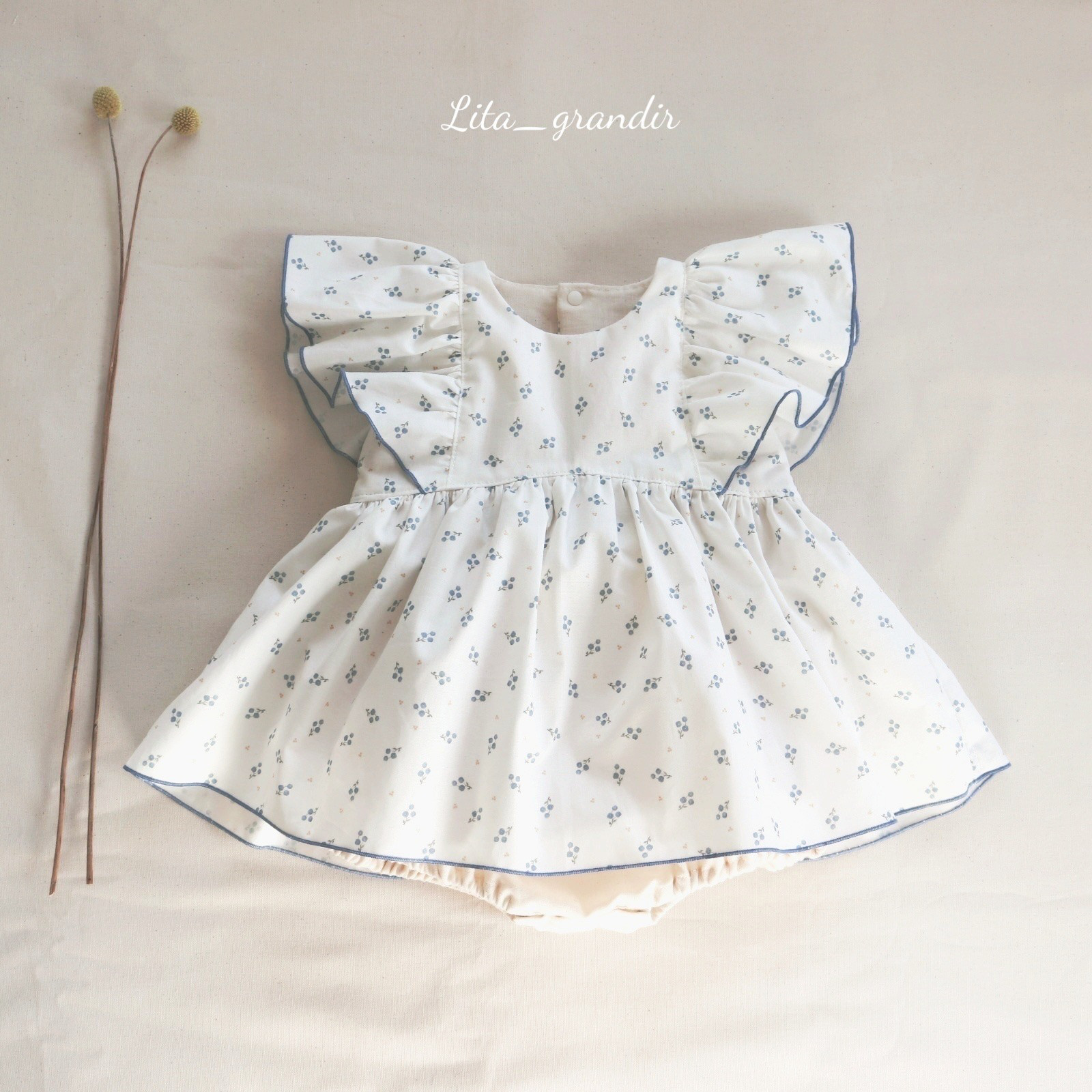 (出産祝い)ブルーフラワーのフリルロンパース/リボン/刺繍スタイ/お名前刺繍/70/80/90