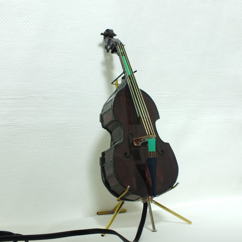 マホガニー色のコントラバス ステンドグラスとLED電球のランプ 楽器