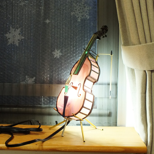 マホガニー色のコントラバス ステンドグラスとLED電球のランプ 楽器