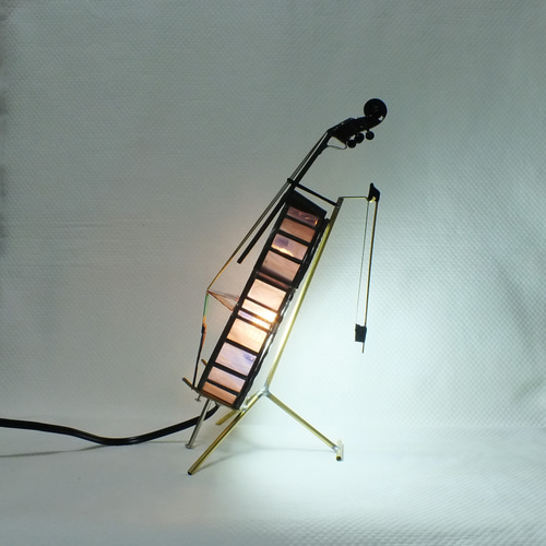 マホガニー色のコントラバス ステンドグラスとLED電球の