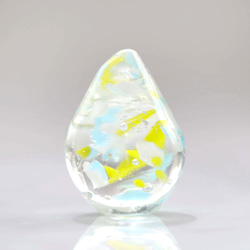 ガラスの雫の小さなオブジェ 「花びら舞う清流に Yellow Flower」 1枚目の画像