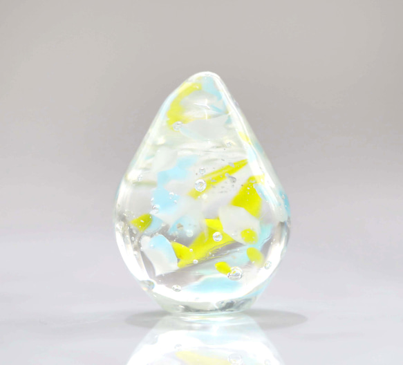 ガラスの雫の小さなオブジェ 「花びら舞う清流に Yellow Flower」 1枚目の画像