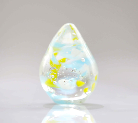 ガラスの雫の小さなオブジェ 「花びら舞う清流に Yellow Flower」 3枚目の画像