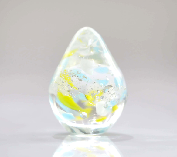 ガラスの雫の小さなオブジェ 「花びら舞う清流に Yellow Flower」 4枚目の画像