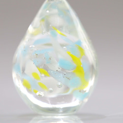 ガラスの雫の小さなオブジェ 「花びら舞う清流に Yellow Flower」 5枚目の画像
