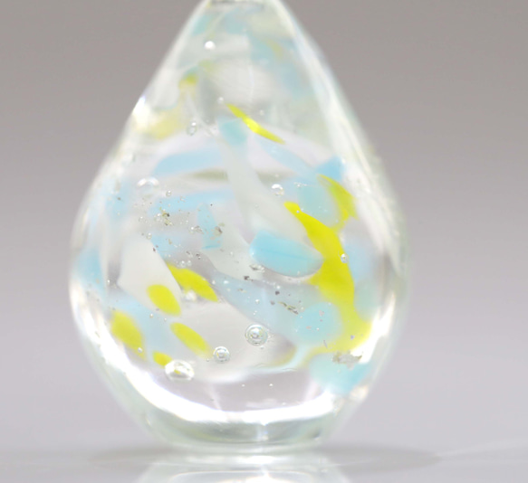 ガラスの雫の小さなオブジェ 「花びら舞う清流に Yellow Flower」 5枚目の画像