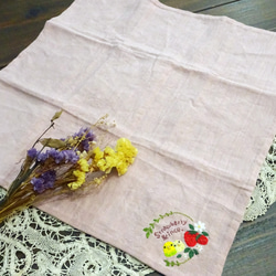 手縫い&手ししゅうハンカチ(イチゴとセキセイインコ /イエロー系) 3枚目の画像