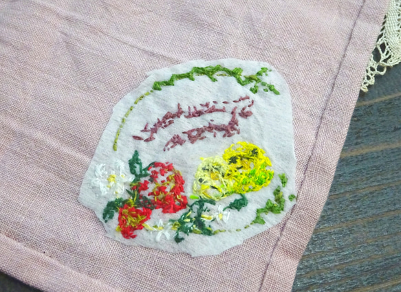手縫い&手ししゅうハンカチ(イチゴとセキセイインコ /イエロー系) 5枚目の画像