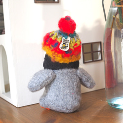 大きなニット帽のグレーペンギンぬいぐるみ（赤×黄帽子） 12枚目の画像
