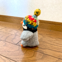 大きなニット帽のグレーペンギンぬいぐるみ（ターコイズ×黄帽子） 11枚目の画像