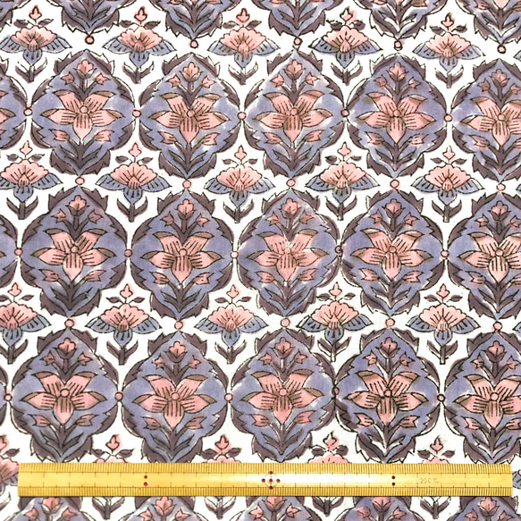 【50cm単位】ホワイトグレーパープルピンクフラワー　インド　ハンドブロックプリント生地  コットン 6枚目の画像