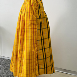着物リメイク・バックゴム・タックギャザースカート・チェック・シルク１００％・長身モデルサイズ 4枚目の画像